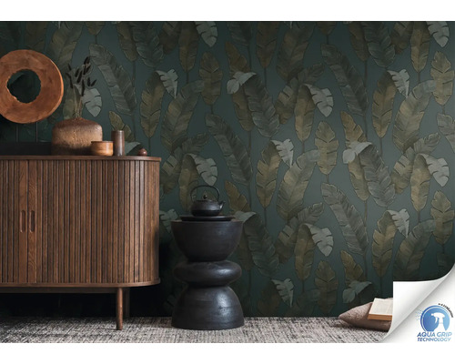 Salon avec papier peint à motif de feuilles, commode en bois et décorations