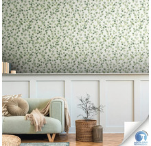 Salon avec papier peint à motif d''eucalyptus, canapé et plante dans un panier