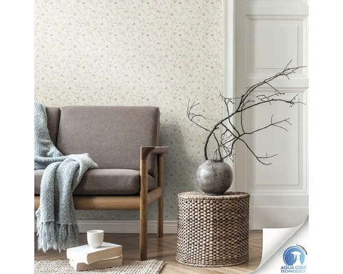 Salon avec papier peint à motifs floraux, canapé, table en bois et décoration