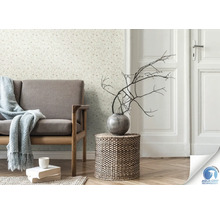 Salon avec canapé, table d''appoint et papier peint à fleurs