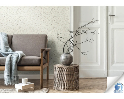 Salon avec canapé, table d''appoint et papier peint à fleurs