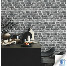 Intérieur avec papier peint briques grises et label Aqua Grip Technology