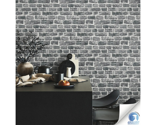 Intérieur avec papier peint briques grises et label Aqua Grip Technology