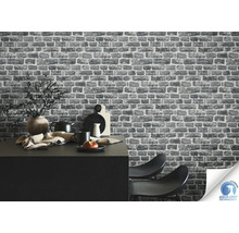 Gros plan d''un papier peint en briques grises dans une cuisine décorée avec la technologie Aqua Grip