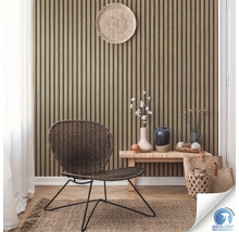 Intérieur avec panneaux muraux imitation bois, chaise et éléments décoratifs