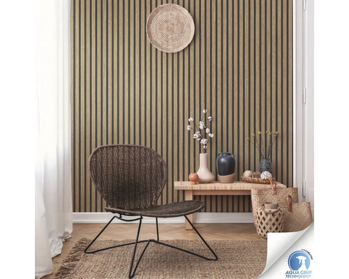 Intérieur avec panneaux muraux imitation bois, chaise et éléments décoratifs