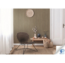 Salon avec lambris en bois, chaise et décoration