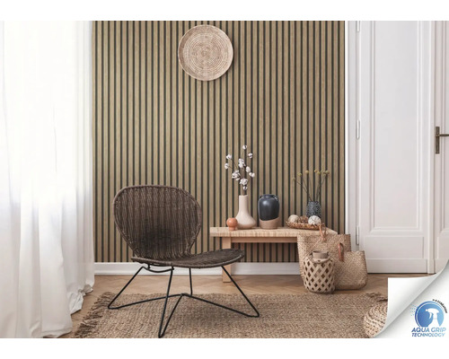 Salon avec lambris en bois, chaise et décoration