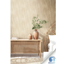 Pièce lumineuse avec papier peint beige aspect bois, commode et décoration