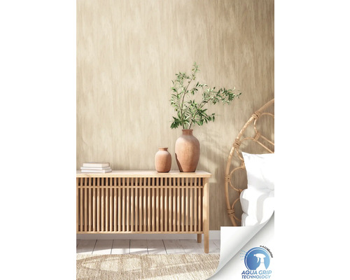 Pièce lumineuse avec papier peint beige aspect bois, commode et décoration