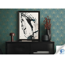 Intérieur décoratif avec commode, lampe, art abstrait, vases et papier peint à motifs