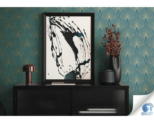 Intérieur décoratif avec commode, lampe, art abstrait, vases et papier peint à motifs