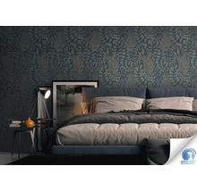 Chambre à coucher avec papier peint à motifs floraux et label Aqua Grip Technology