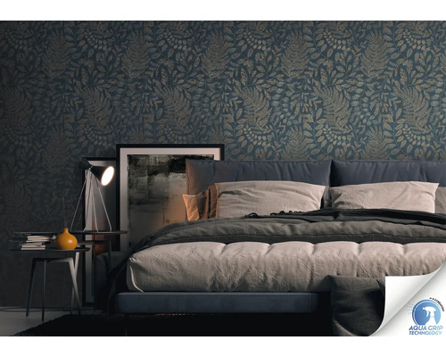 Chambre à coucher avec papier peint à motifs floraux et label Aqua Grip Technology