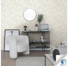 Intérieur avec papier peint à motifs, fauteuil et décorations