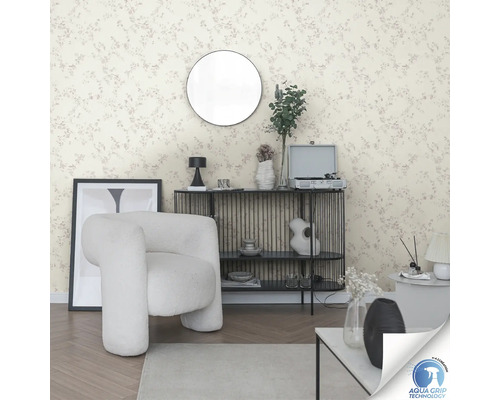 Intérieur avec papier peint à motifs, fauteuil et décorations