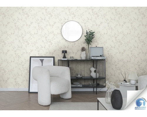 Salon avec papier peint à motifs floraux, fauteuil et décoration