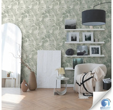 Salon avec papier peint à motif de feuilles, étagères et décorations pour une ambiance chaleureuse