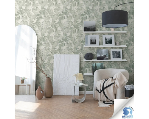 Salon avec papier peint à motif de feuilles, étagères et décorations pour une ambiance chaleureuse