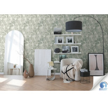 Intérieur décoratif avec papier peint à motif tropical, miroir et meubles