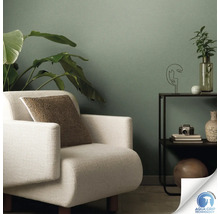 Salon avec papier peint intissé vert, fauteuil et table d''appoint