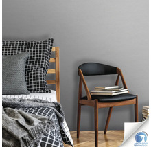 Chambre avec lit, chaise et papier peint intissé gris