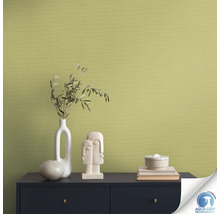 Papier peint texturé dans un salon avec commode et décorations