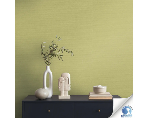 Papier peint texturé dans un salon avec commode et décorations