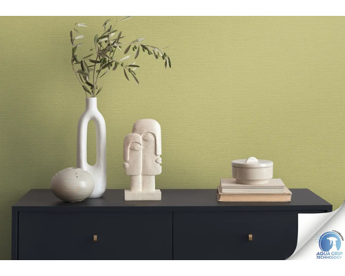 Gros plan d''une commode avec décoration et papier peint vert