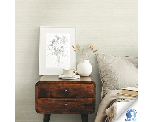 Scène avec table de chevet, lit et papier peint à motifs