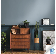 Pièce rétro avec bureau en bois, plantes d''intérieur et décoration murale