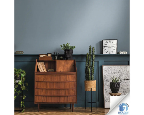 Pièce rétro avec bureau en bois, plantes d''intérieur et décoration murale