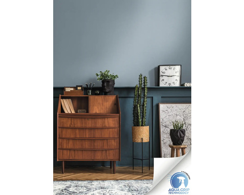 Salon avec secrétaire en bois, cactus en pot et éléments décoratifs