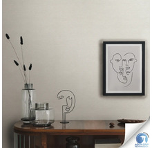 Gros plan d''un papier peint texturé dans un espace de vie avec des éléments décoratifs