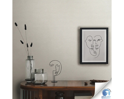 Gros plan d''un papier peint texturé dans un espace de vie avec des éléments décoratifs