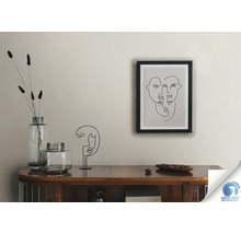 Salon avec commode, décoration et image encadrée