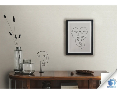 Salon avec commode, décoration et image encadrée