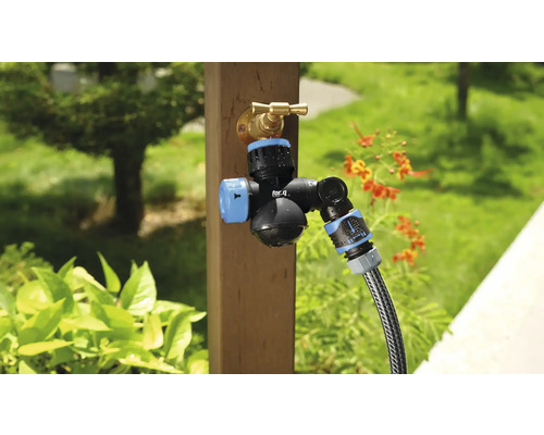 For_q Bewässerungsverteiler mit montiertem Gartenschlauch an einem Wasserhahn im Aussenbereich