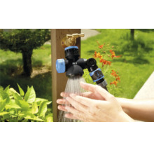 Gartenschlauchadapter mit Brausefunktion und Wasserstrahl in Benutzung