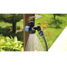 Wasserhahnadapter mit Brausekopf im Garten