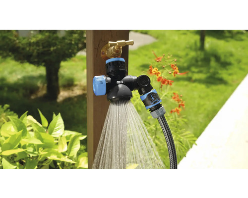 Wasserhahnadapter mit Brausekopf im Garten