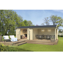 Maison de jardin en bois avec terrasse, mobilier de jardin et éclairage extérieur.