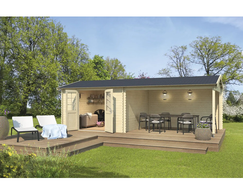 Maison de jardin en bois avec terrasse, mobilier de jardin et éclairage extérieur.