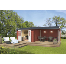 Abri de jardin avec terrasse, mobilier de jardin et portes ouvertes.