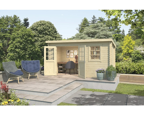 Abri de jardin Outdoor Life Amira 400 x 213,1 cm nature Abri de jardin en bois avec portes doubles ouvertes, fenêtre et coin salon dans le jardin.