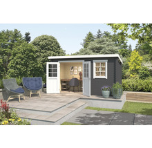 Jardin avec cabanon de jardin moderne avec fenêtre et double porte ouverte, mobilier de bureau, deux fauteuils en rotin avec coussins et plantations