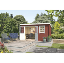 Scène de jardin avec cabanon en bois avec portes ouvertes, chaises, fleurs et décoration de jardin
