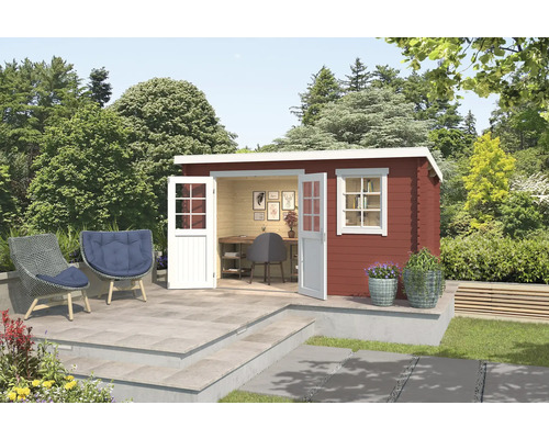 Scène de jardin avec cabanon en bois avec portes ouvertes, chaises, fleurs et décoration de jardin