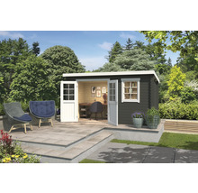 Jardin avec cabane de jardin en bois, mobilier de jardin et plantes