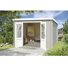 Abri de jardin avec portes doubles ouvertes, à l''intérieur un atelier avec chevalet et matériel d''art.